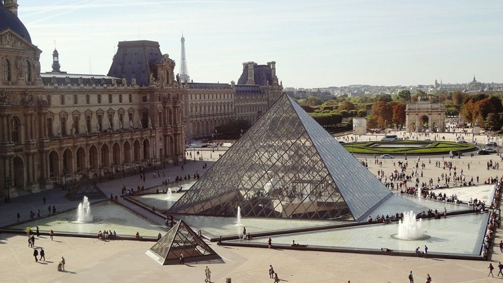 Piramide del Museo del Louvre di Parigi